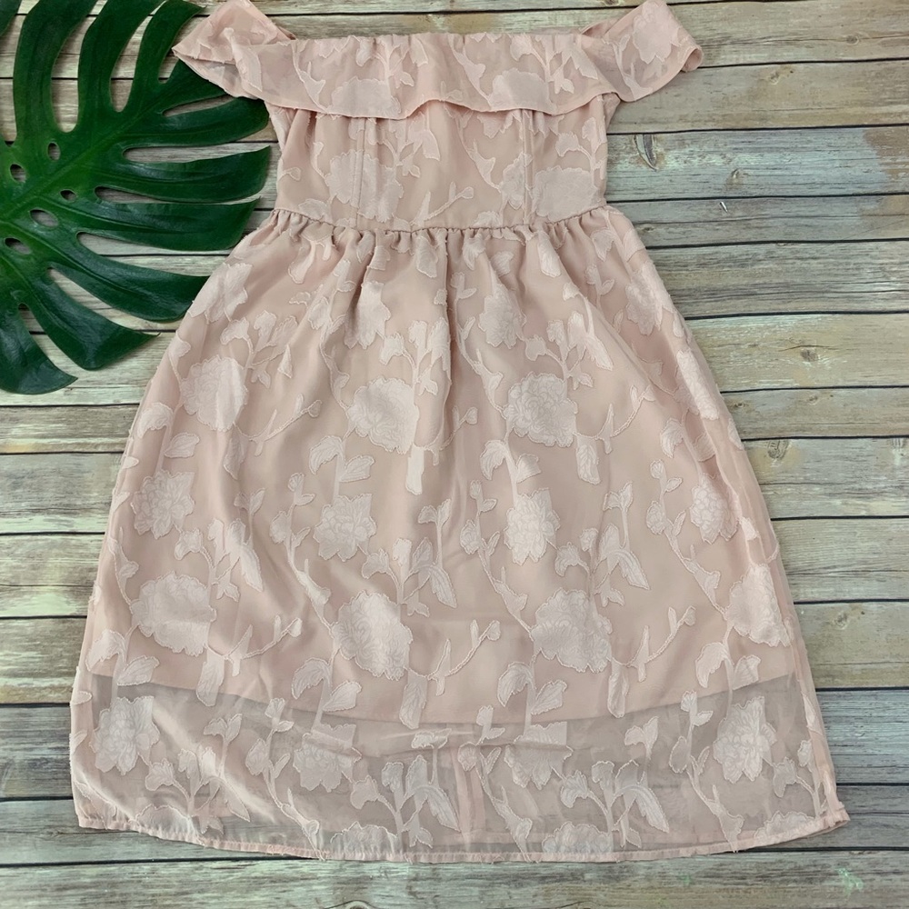 cupcakes & cashmere Blush Pink Off-Shoulder Floral Dress